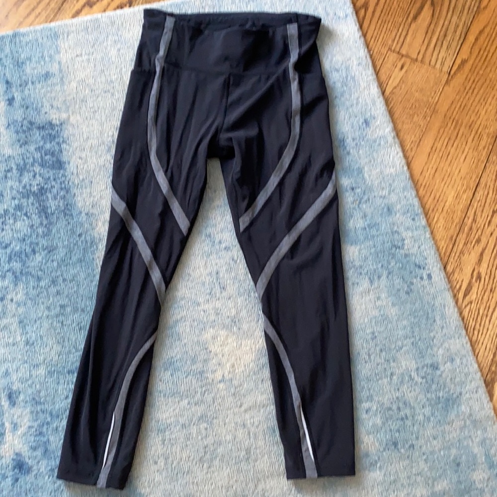 Black and gray lululemon leggings.